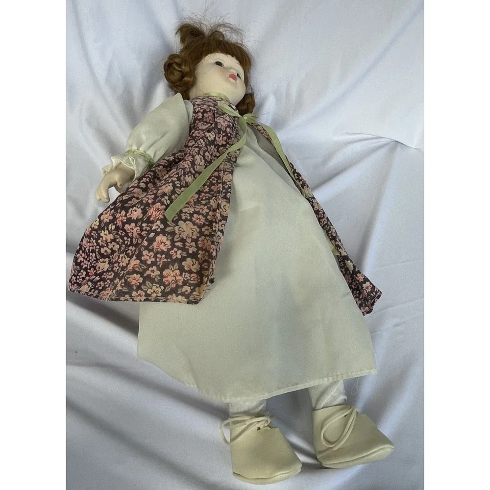 Heritage Dolls porcelain‎ MUSICAL w/ Strawberry Blonde hair 17